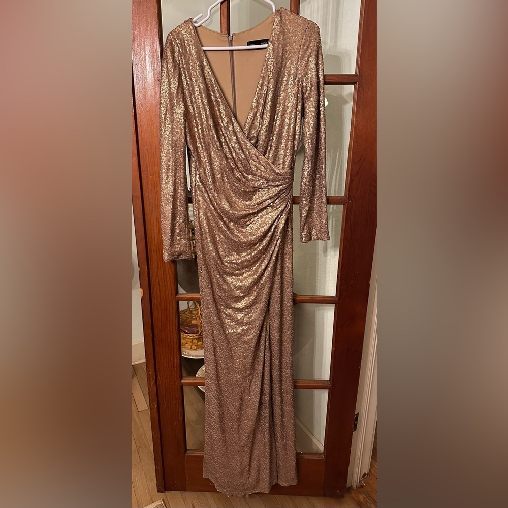 Gorgeous Mother of the bride dress size medium (8/10)Worn once.Color is bronze